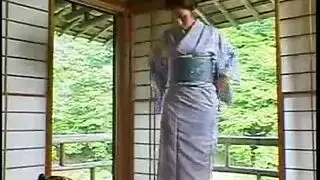 أم آسيوية مثارة يتم مسك ثدييها الكبيرين ولحس فرجها من قبل شاب جامح