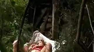 حركة مراهقة منفردة: خلع الملابس وفرك بظر مكثف