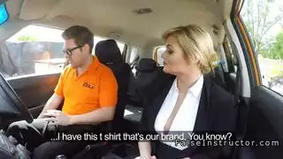 فتاة مغرية بكعب عالي تأخذ شرج قاسي من عشيق موشوم