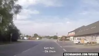 فحص فرج الشقراء يتحول إلى جنس قوي مع شق مبلل