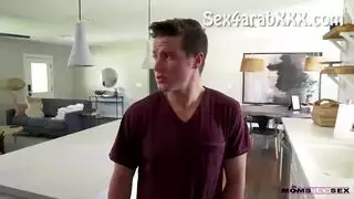 بورنو زوجة الأب الممانعة: قضيب ضخم يغير رأيها فوراً