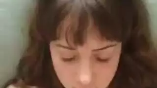 نافذة او شباك أزرق العينين في سن المراهقة أحمر الشعر