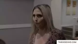 جنس جماعي في الخارج: زوجة شقراء تمارس مع غريب بينما صديقتها تمص