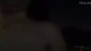 مدلكة عاري الصدر اللسان