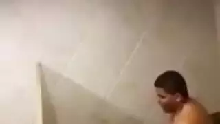 فيديو إباحي في حمام الديسكو: شاب سكران ينيك موعدته