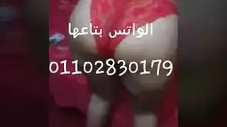 زوجة ذات مؤخرة بيضاء تُدفع لها لتركب قضيب زوجها الغليظ