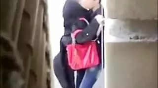  إباحية عائلية خفية: رجل يلمس صدر ابنة العم المحجبة ويتبادل القبلات