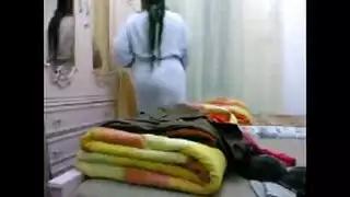 كاميرا تجسس تلتقط عرض تعري خاص لميلف في المنزل