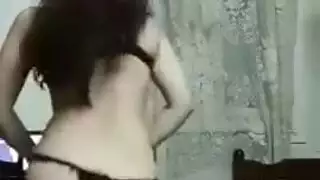 رقصة عارية لمومس مصرية: تجرد كامل وهز لتلك المؤخرة الكبيرة