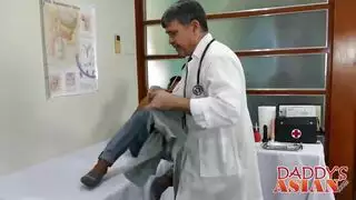 فتاة مكتنزة تخلع ملابسها ببطء، تسمح لرجلها بلمس كل جزء من جسدها العاري