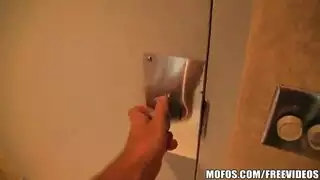 دخل عليها وهي لابسة القميص الحرير