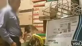 سكس الشاب يحط اصبعه في طياز امه تصوير سري