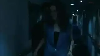 ابن مراهق يدخل على أمه في المطبخ