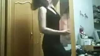 واحده بقميص نوم واحد يجي يلا حولها