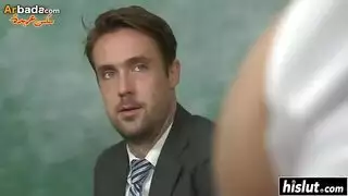 معلم يعاقب طالبه امام الطلاب في الفصل