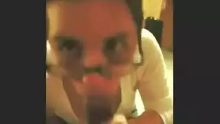 تناك وجه مراهقة مع تقيؤ وبصق