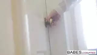الرئيس ينكح الموظفة فوق المكتب في مشهد إباحي