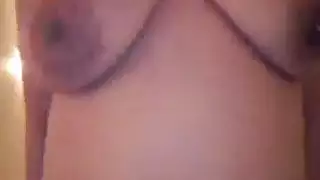 أثداء طبيعية ضخمة تتعرض للضرب في غرفة النوم