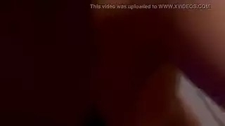 شقراء مثير تأخذ قضيبًا صلبًا ضخمًا وهي منبسطة على السرير