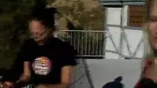 ألعاب مائية مثلية صريحة: جلسة شرب بول فموي