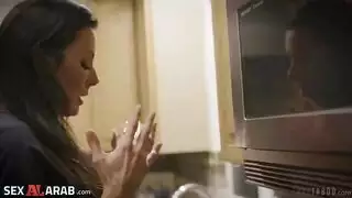 تاخر الزوجه وتاتي البنت ويمسدها مترجم