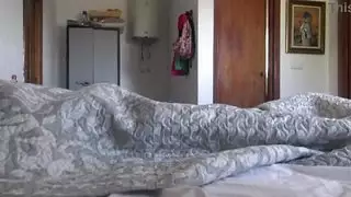 إباحي قاسي: الخادمة تخدم القضيب الأسود الضخم للضيف في غرفة الفندق