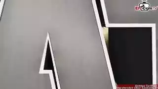 إباحية في الحلبة: مراهقة نحيلة ذات شعر داكن تأخذ ضربات شرجية خشنة