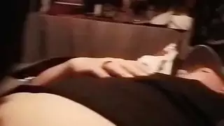 أفضل جنس فموي على الإطلاق: فتاة بيضاء تستخدم فمها ويديها للمتعة