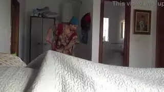 فتاة تركية تخدم قضيبًا أسودًا نابضًا عملاقًا