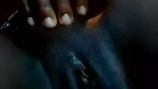  الابنة المشاغبة تمارس الجنس مع طاقم والدها في فيديو سري