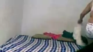 مشهد إباحي: الفتاة المستأجرة تُنكح في كل فتحاتها