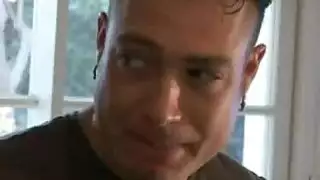 الزوجة الخائنة تتوسل لقضيب السباك في جلسة جنس حامية في المطبخ