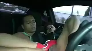 مداعبة متخفية في السيارة – تصوير كسها بخفاء