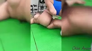 العربية الفاجرة سارة تتوسل للمزيد بينما تملأها السيدة كلوي بثقوبها بحزام ضخم