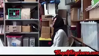 عاهرة عربية مراهقة تمص قضيبًا بإثارة وتنتهي بقذف على وجهها