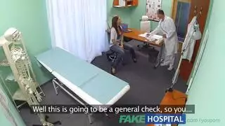 الام تذهب مع الابن إلى الطبيب حتى يستمنى