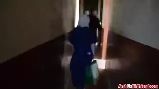 مدربة عربية مثيرة تأخذ قضيبًا كبيرًا في شريط جنسي صريح