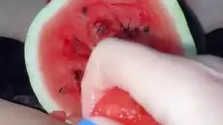 البطيخ مضاعفة محلية الصنع هزات الجماع في سن المراهقة ضيق