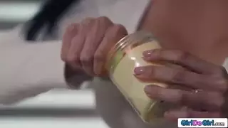 فيديو صريح: الرجل الممتلئ يداعب ويمص الثديين الضخمين للذروة