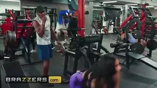 ضخ الحديد والمؤخرة: ممارسة جنس جماعي خام مع الأخوة من قبل دواين فوكس في الصالة