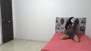 زوجة عربية تُهيمن عليها قضيب لاتيني كبير بينما الزوج يشاهد