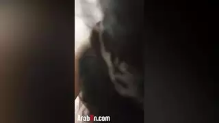 طفلة صغيرة تدخل على ابن عمها وهو يعمل في العادة السري وتصر عليه كي ينيكها