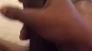 رجل ناضج يهيمن على مجموعة من الفتيات الصغيرات المستعدات
