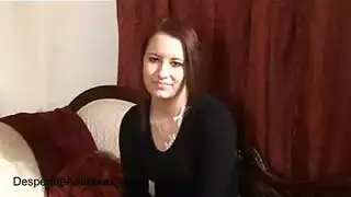 الثور بقناع أزرق يكسر بلطف فتحات تيفاني التايلاندية الضيقة