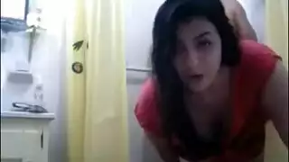 جنس حمام ساخن: زوجة الأخ مكتنزة تتعرض للضرب بقوة