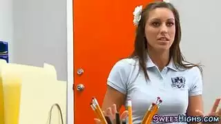 مزرعة محرمة: رجل يخترق فرج بقرة بقبضة