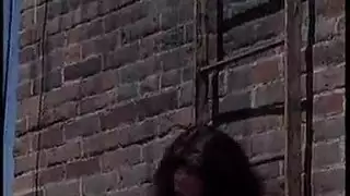 جنس حيواني صريح: حمار يهيمن على امرأة في جنس عنيف داخل الحظيرة
