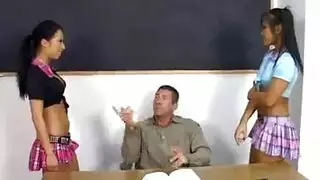 تلميذات الشباب المبهجة استغل من قبل أقل منهم