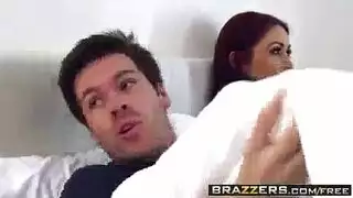 زوج مقيد يشاهد زوجته تُمارس الجنس مع رجل آخر