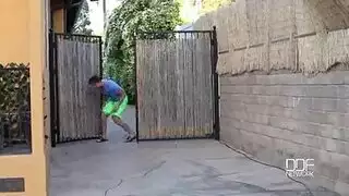 الاستلقاء تحت أشعة الشمس مبلل مثلي الجنس ومستقيم